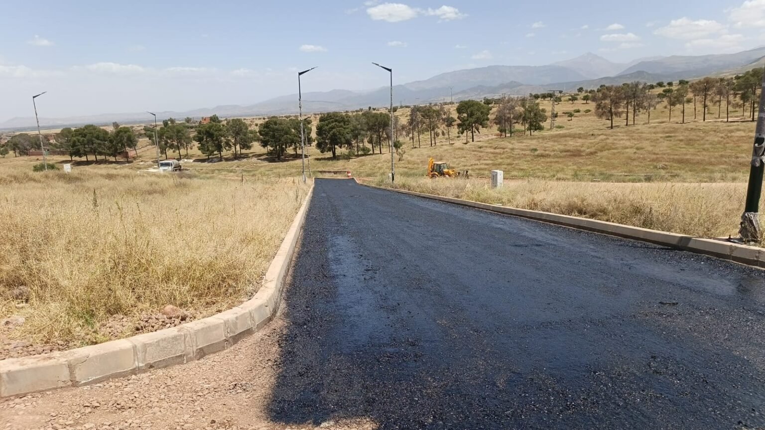 Vue des routes d’Al Nour et des montagnes de l’Atlas